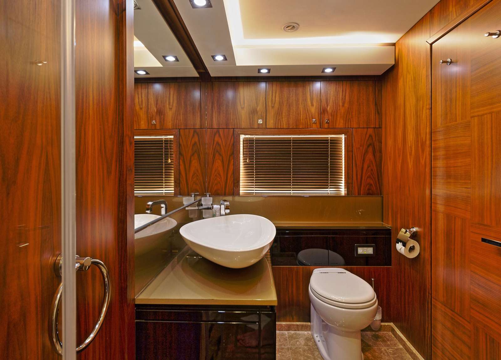 bathroom-luxury-yacht-sunseeker-predator-84-basad