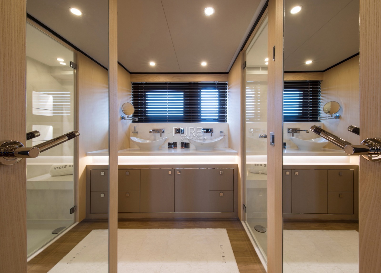bathroom-luxury-yacht-vanquish-82-sea-story-balearic-islands