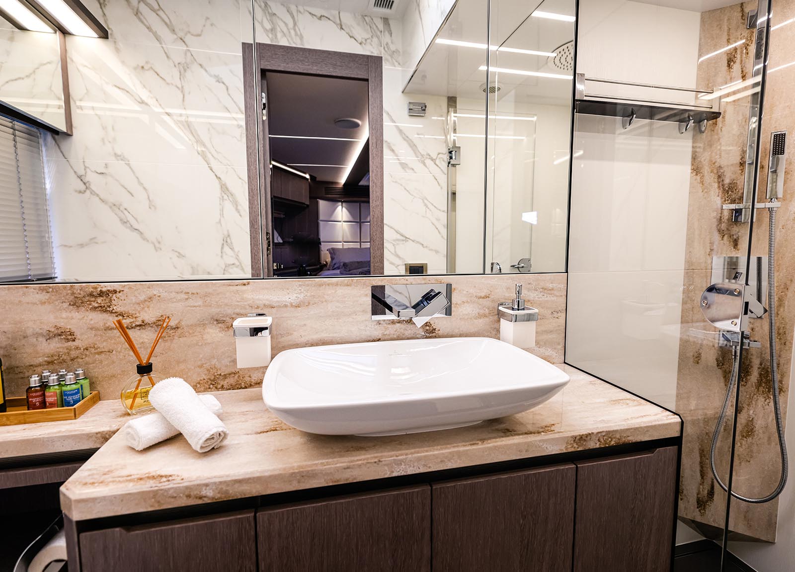 bathroom-luxury-yacht-galeon-640-fly