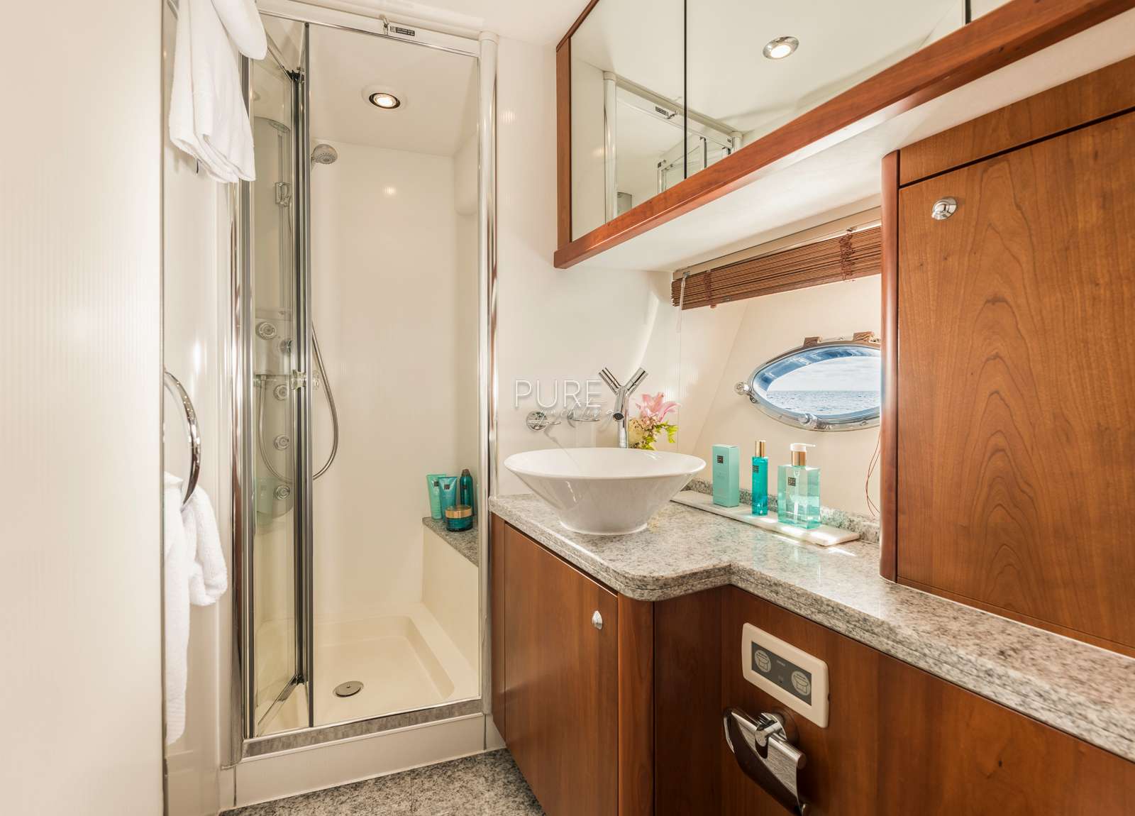 bathroom-sunseeker-predator-82-froggy-charter