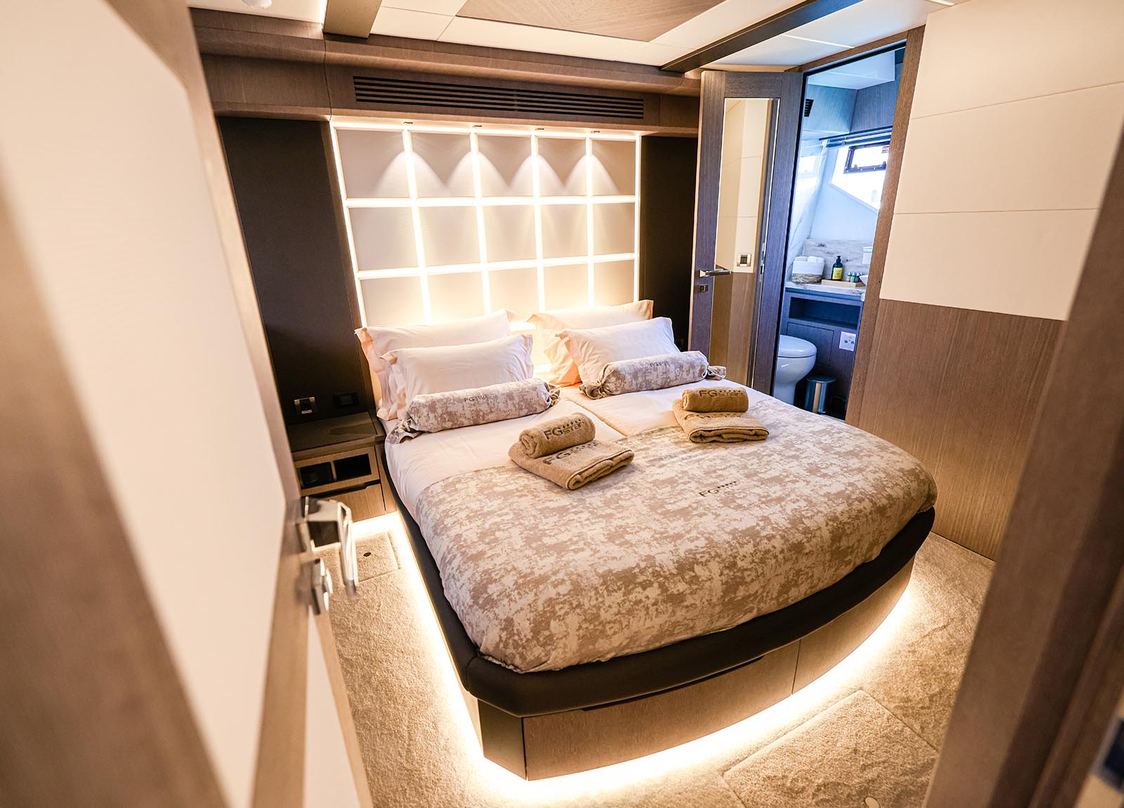 bedroom-luxury-yacht-galeon-640-fly-2