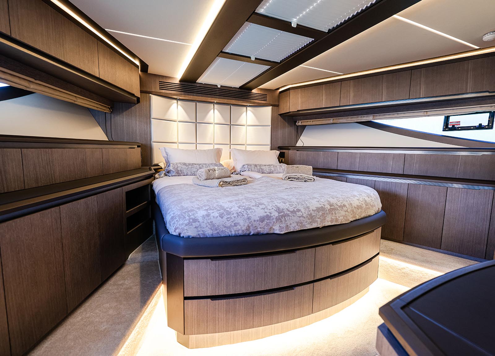 bedroom-luxury-yacht-galeon-640-fly