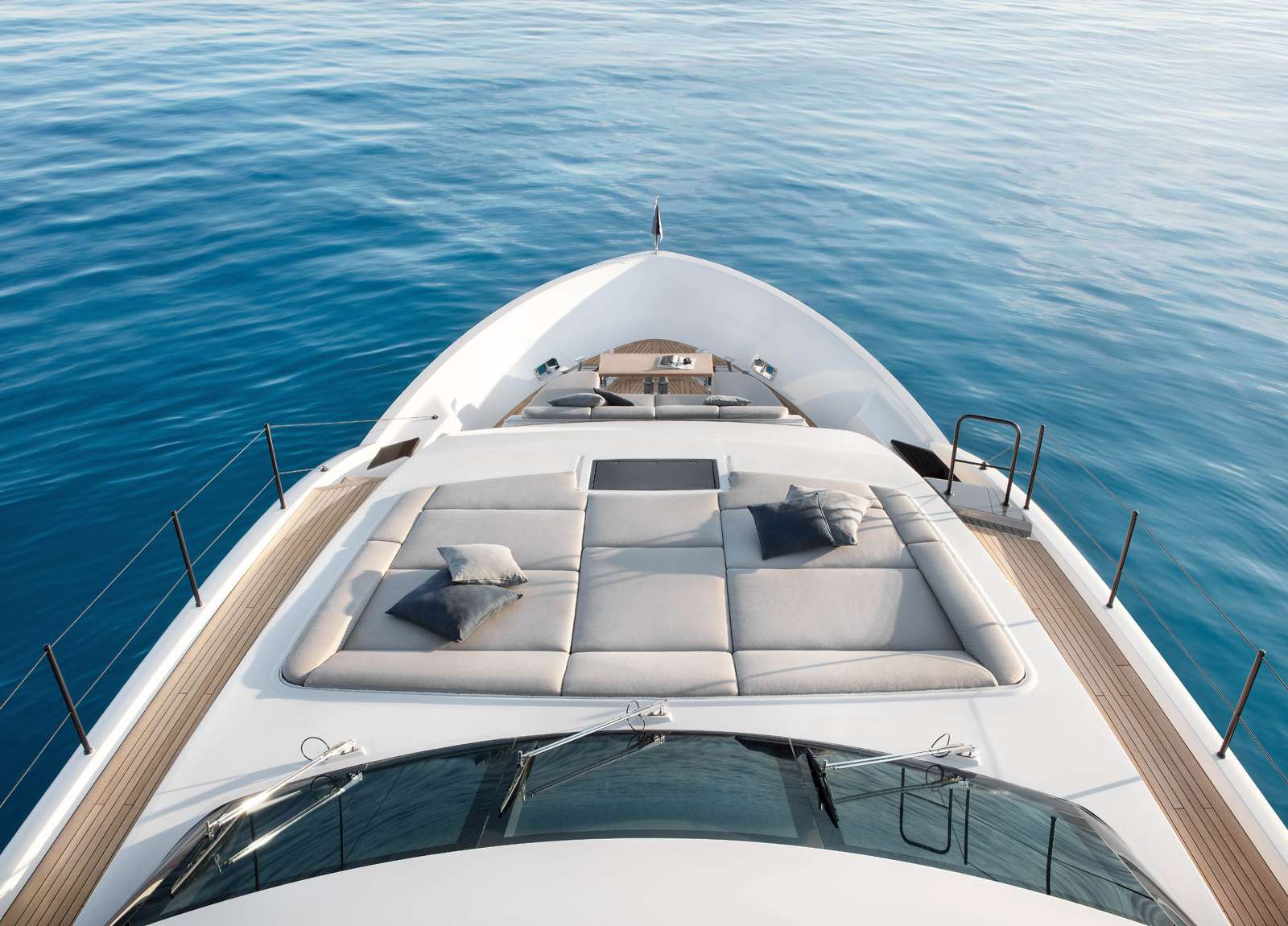 bow-luxury-yacht-sanlorenzo-sl-90-asymmetric-seven-cote-d-azur