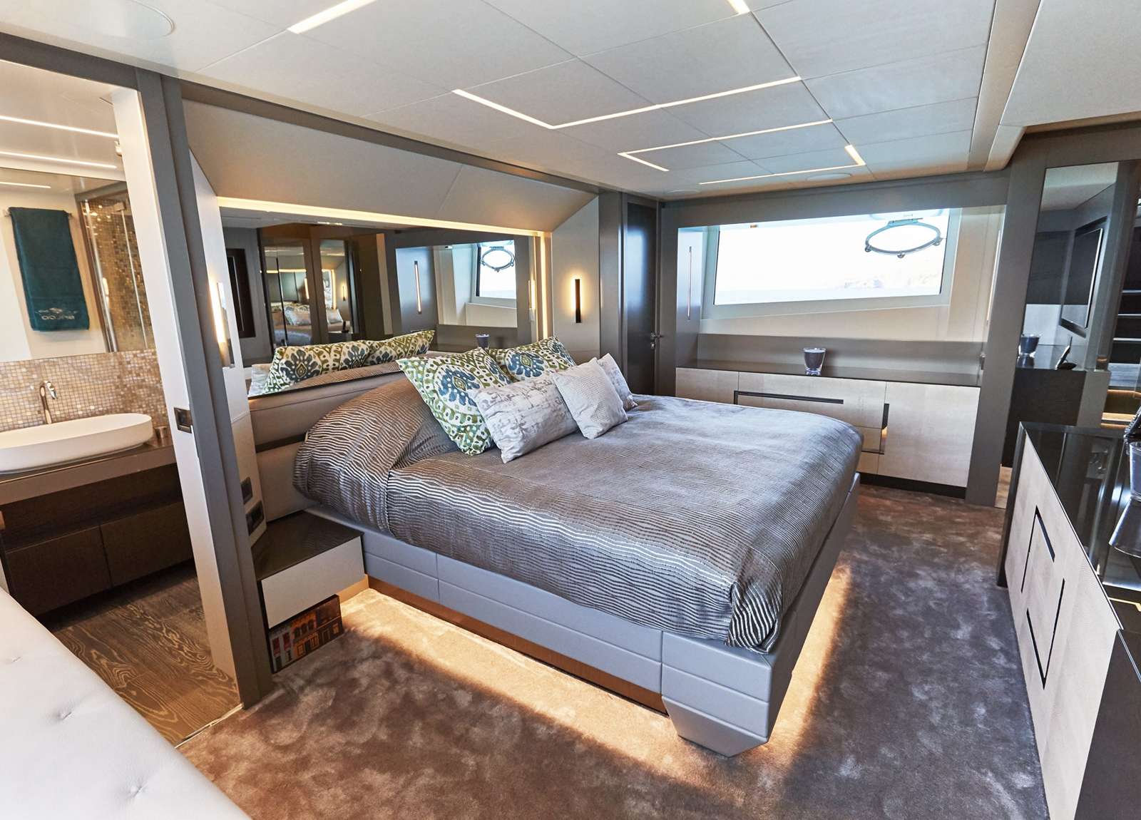 cabin-luxury-yacht-charter-pershing-9x-baloo-iii-balearic-islands