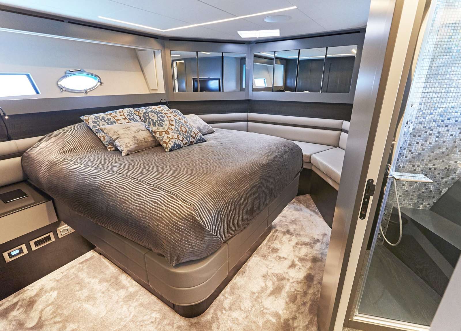 cabin-luxury-yacht-charter-pershing-9x-baloo-iii