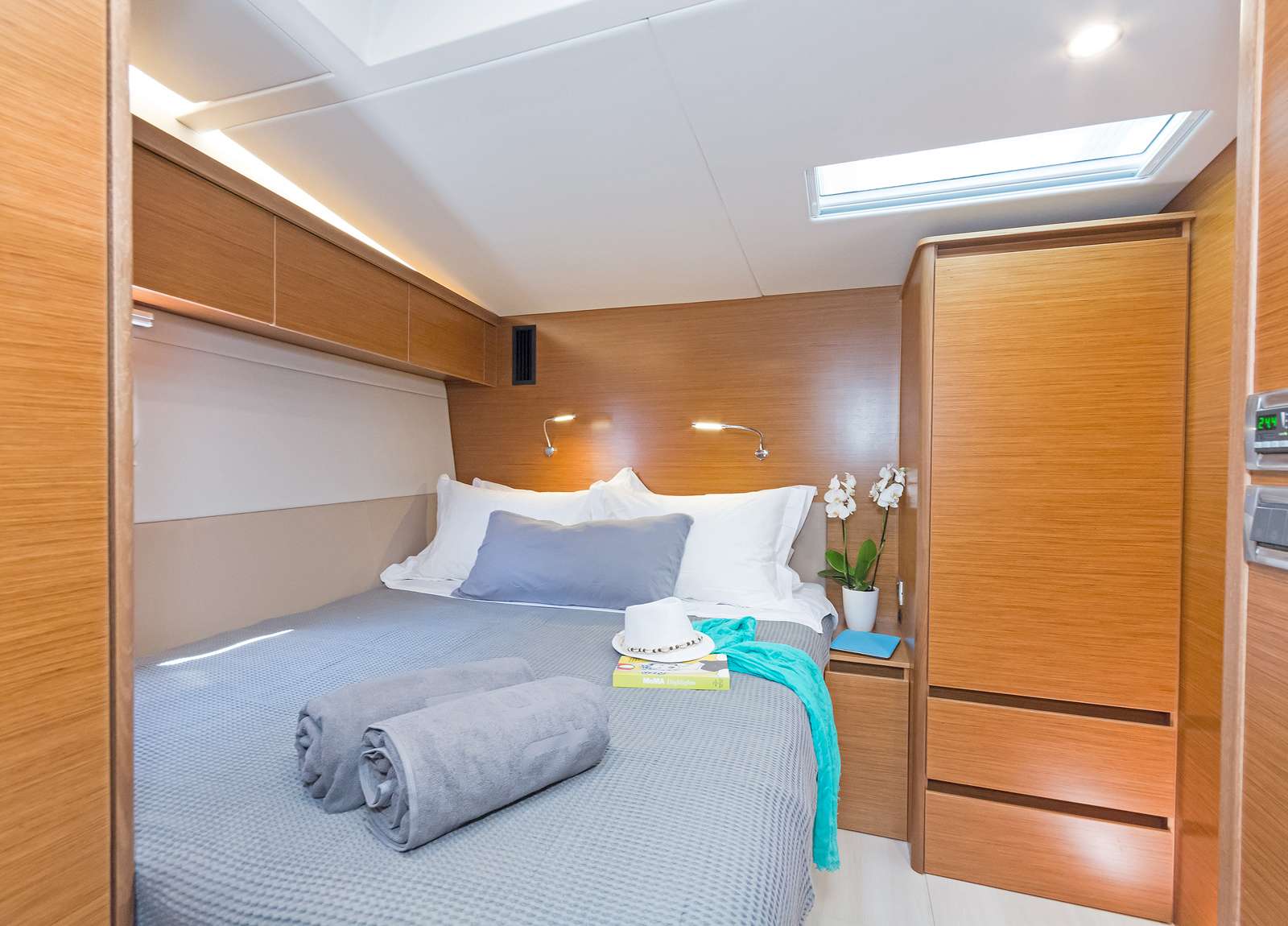 cabin-luxury-yacht-hanse-675-nadamas-greece