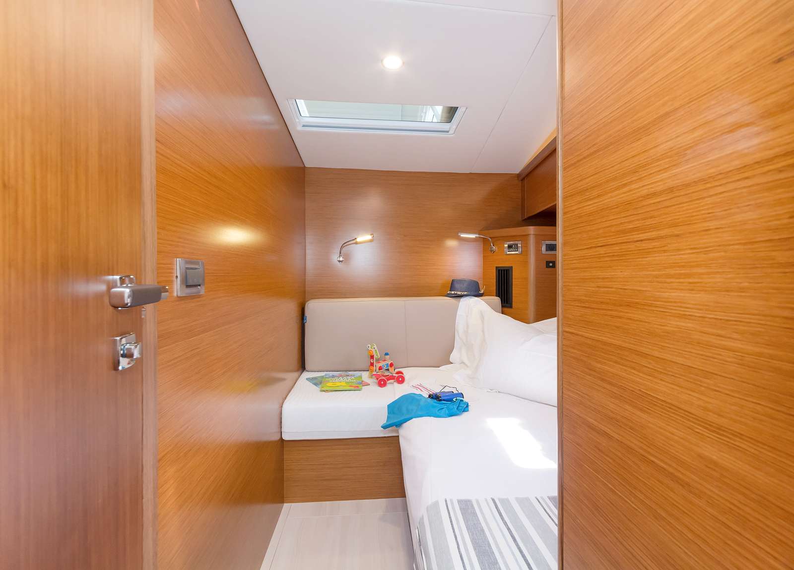 cabin-luxury-yacht-hanse-675-nadamas