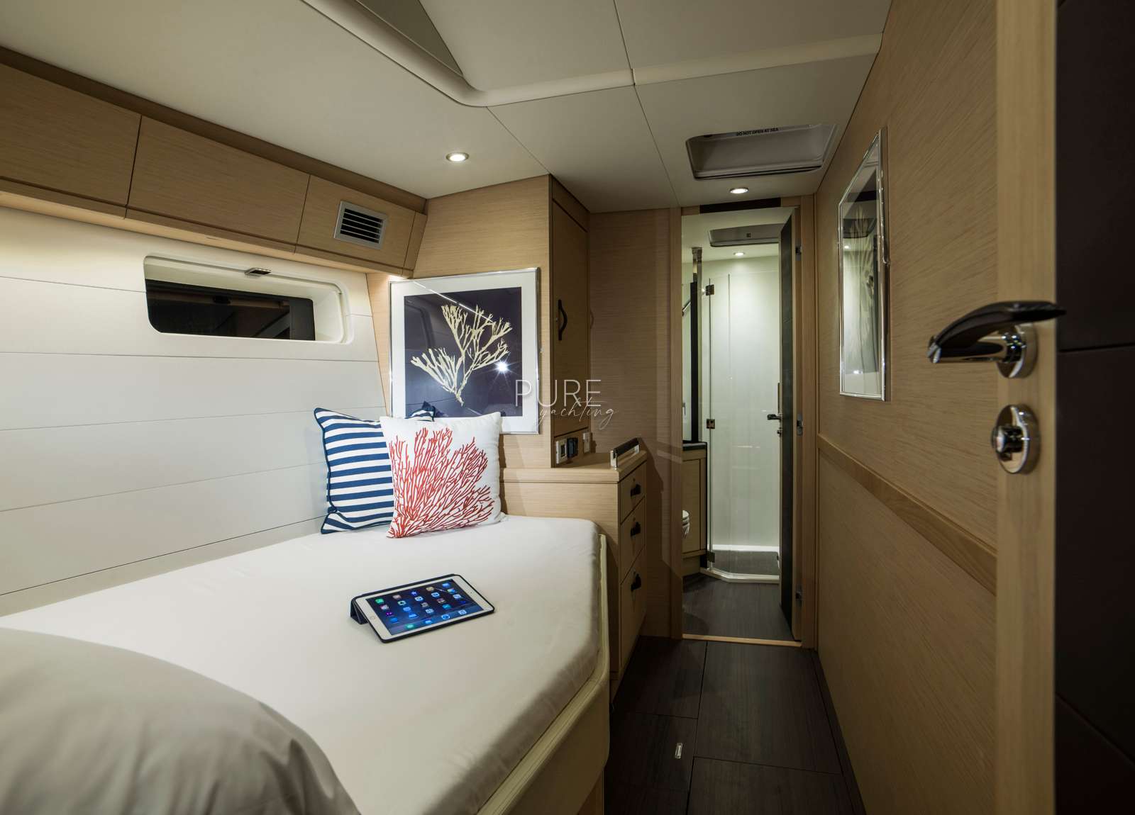 cabin-luxury-yacht-jeanneau-64-thea-of-southampton