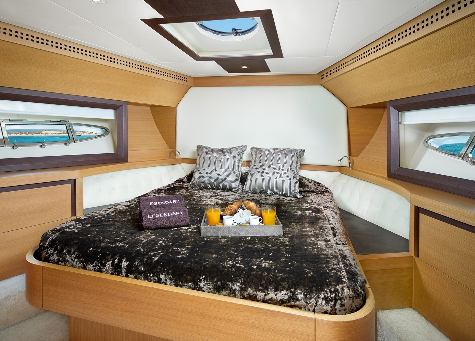 cabin-luxury-yacht-pershing-72-legendary-balearic-islands