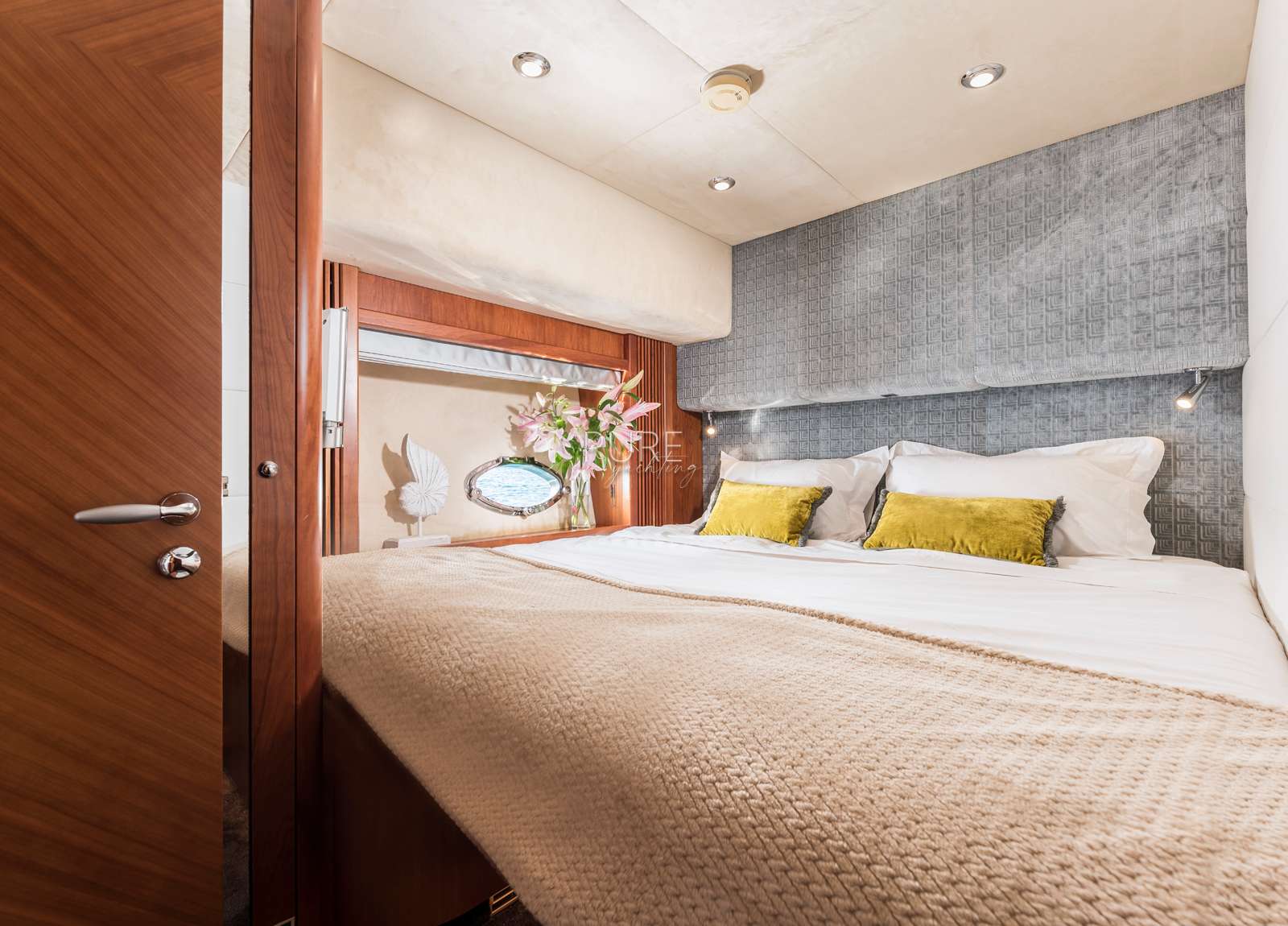 cabin-luxury-yacht-sunseeker-predator-82-froggy