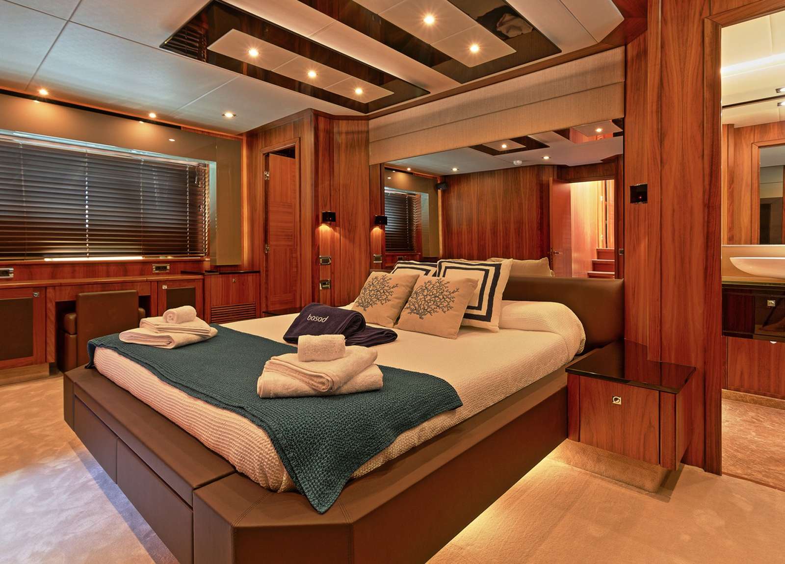 cabin-luxury-yacht-sunseeker-predator-84-basad-balearic-islands