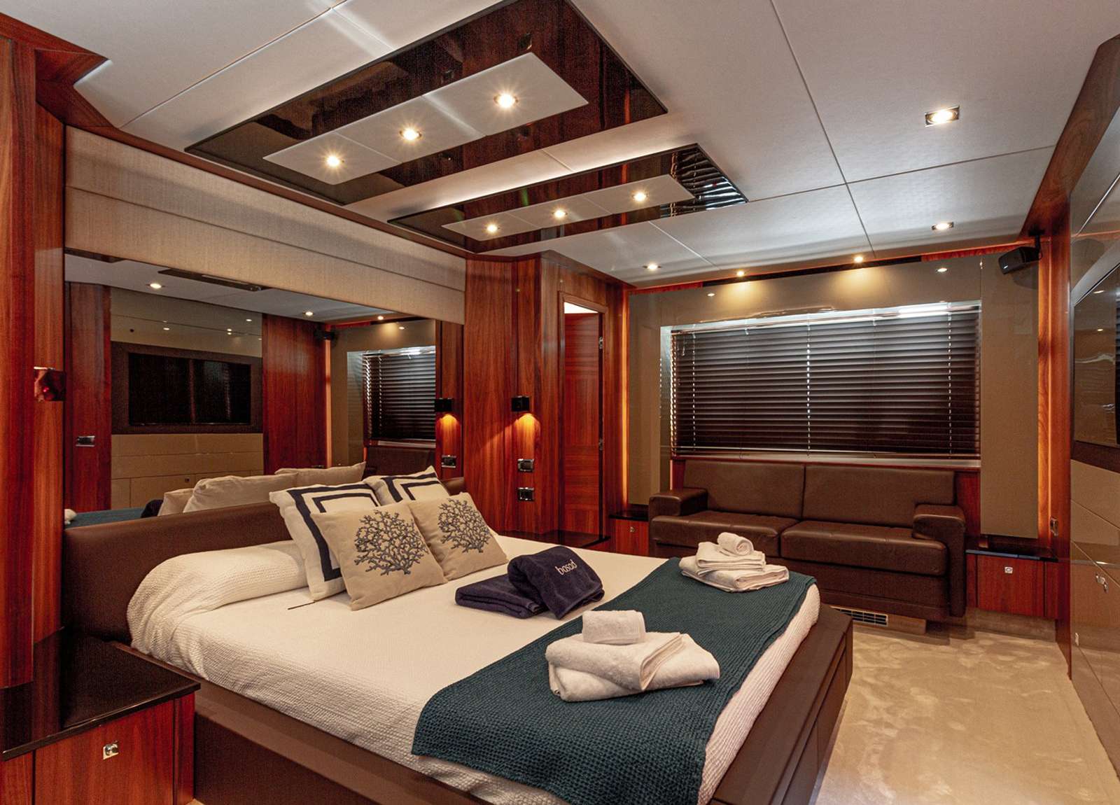 cabin-luxury-yacht-sunseeker-predator-84-basad-balearics