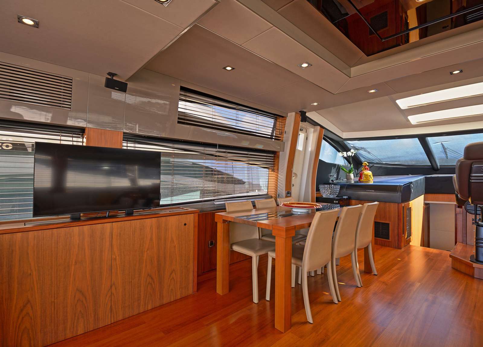 dining-area-luxury-yacht-sunseeker-predator-84-basad-balearic-islands