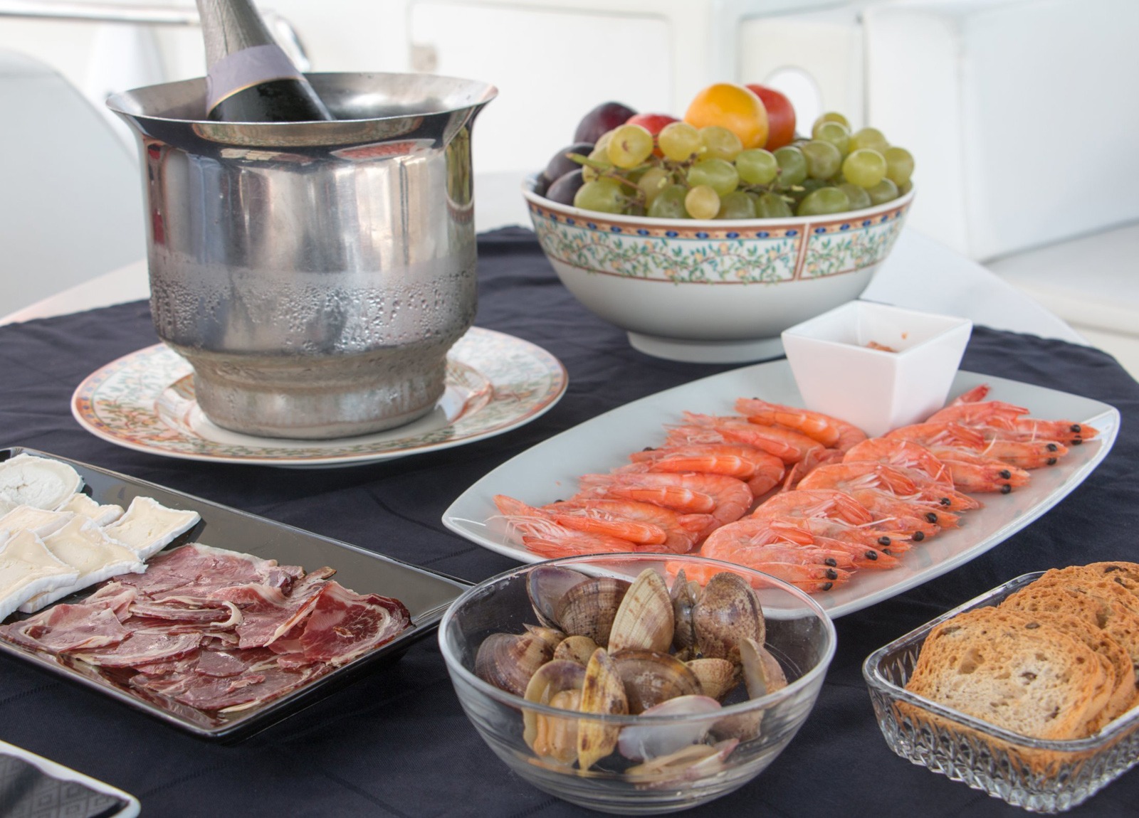 dining-luxury-yacht-mochi-craft-85-leigh