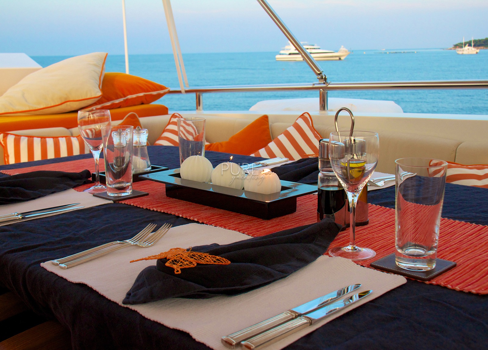 dining-table-luxury-yacht-heesen-28m-heartbeat-of-life-spain