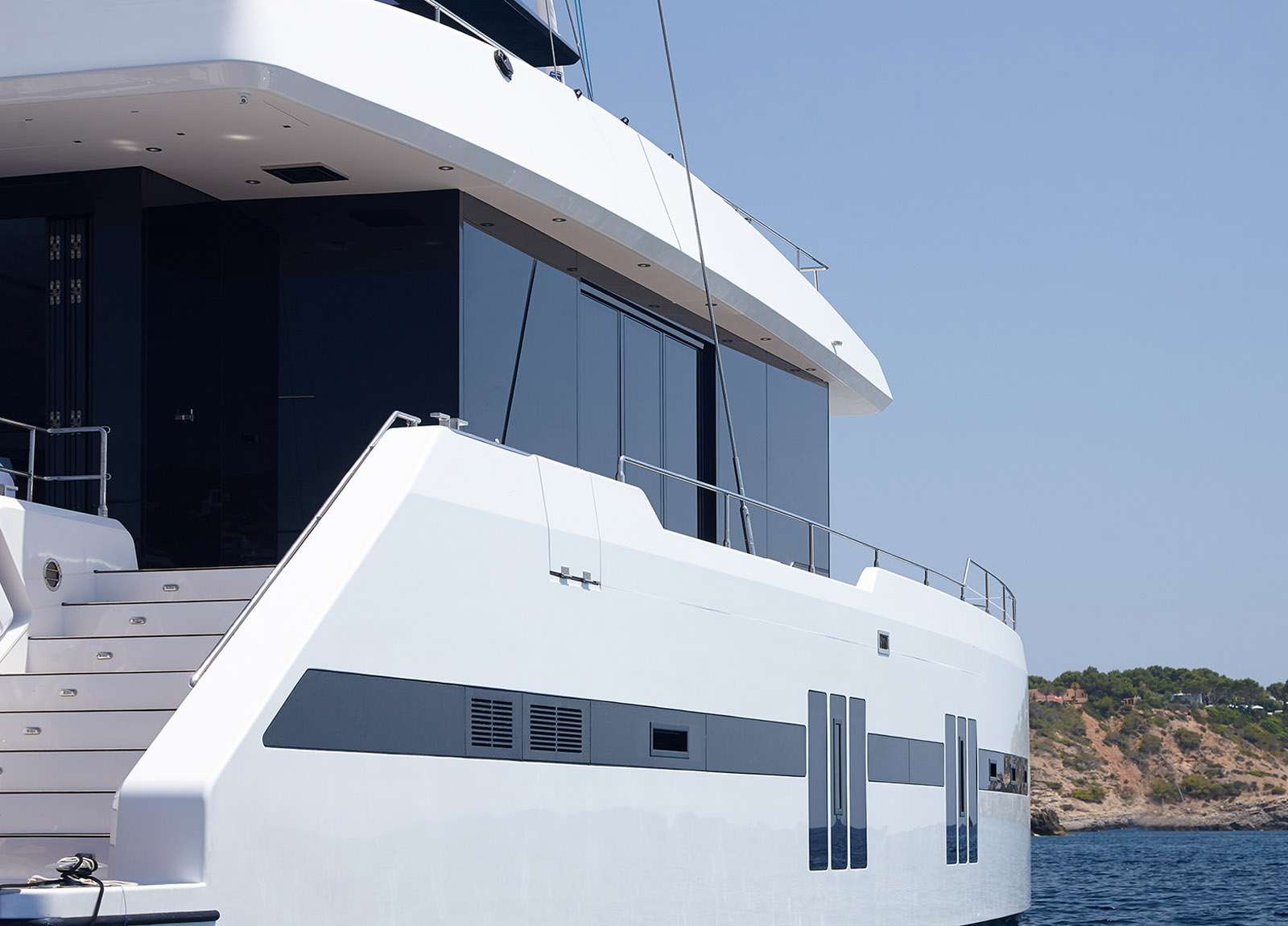 exterior-luxury-catamaran-sunreef-supreme-68-midori-for-charter-spain