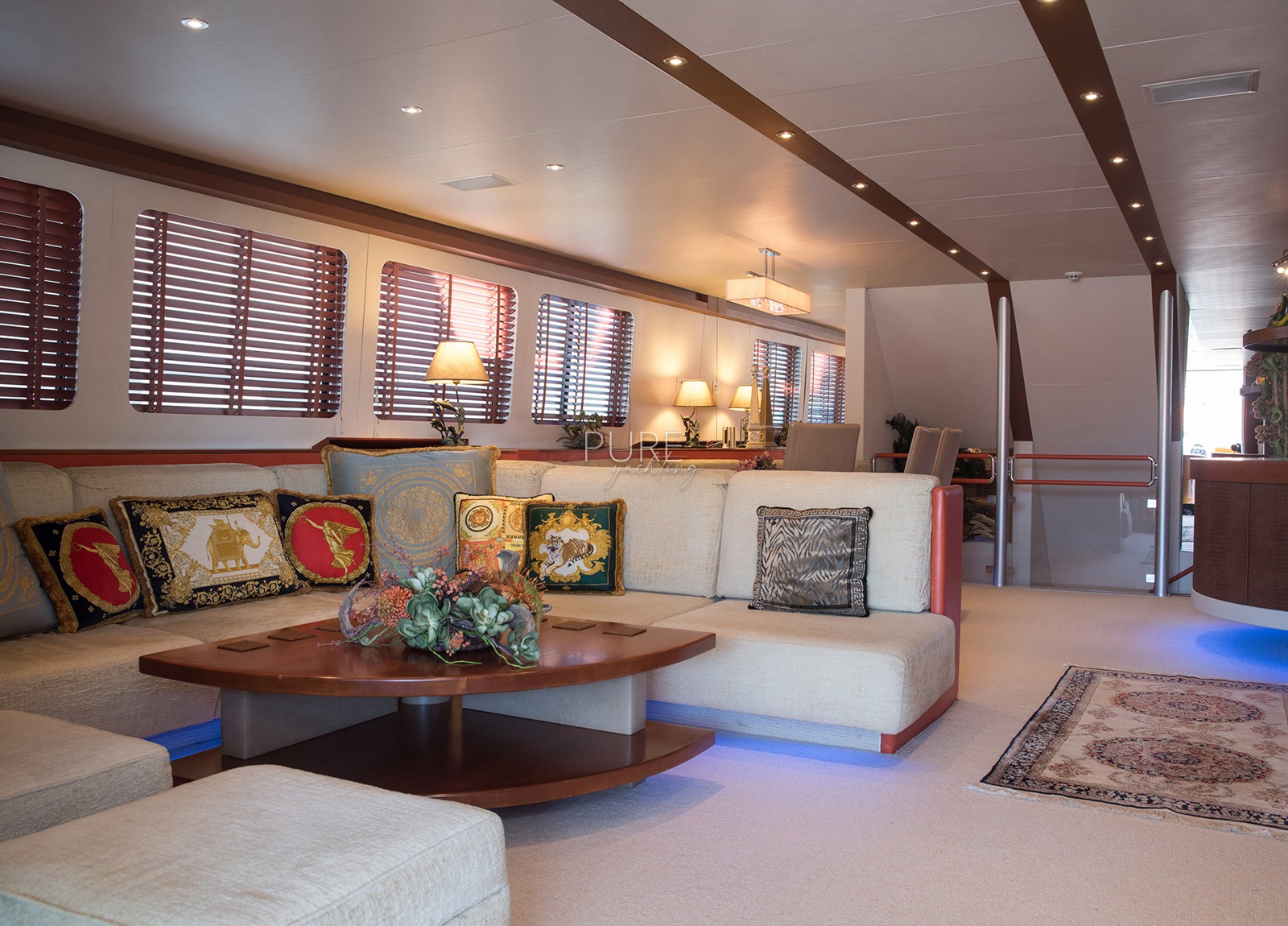 livingroom-luxury-yacht-heesen-28m-heartbeat-of-life-spain