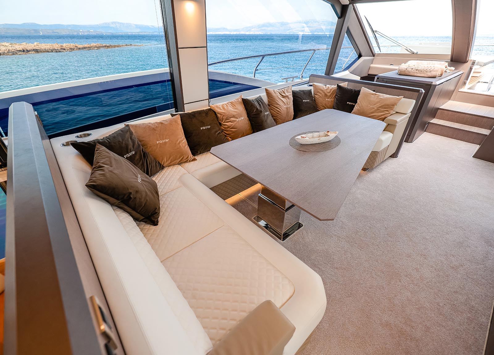 lounge-inside-luxury-yacht-galeon-640-fly-2