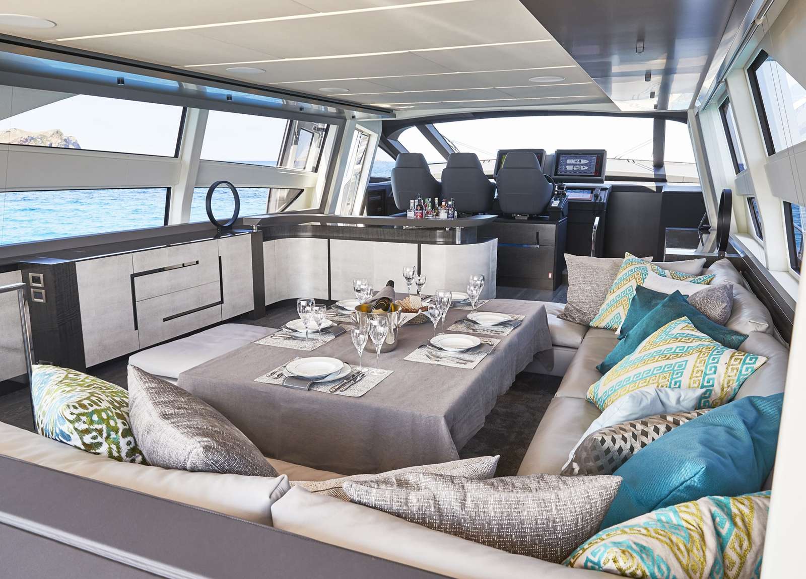 lounge-lounge-luxury-yacht-charter-pershing-9x-baloo-iii-balearics