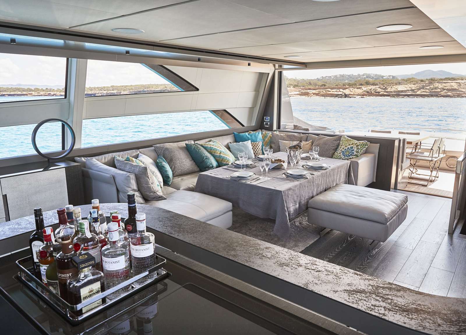 lounge-luxury-yacht-charter-pershing-9x-baloo-iii-balearic-islands