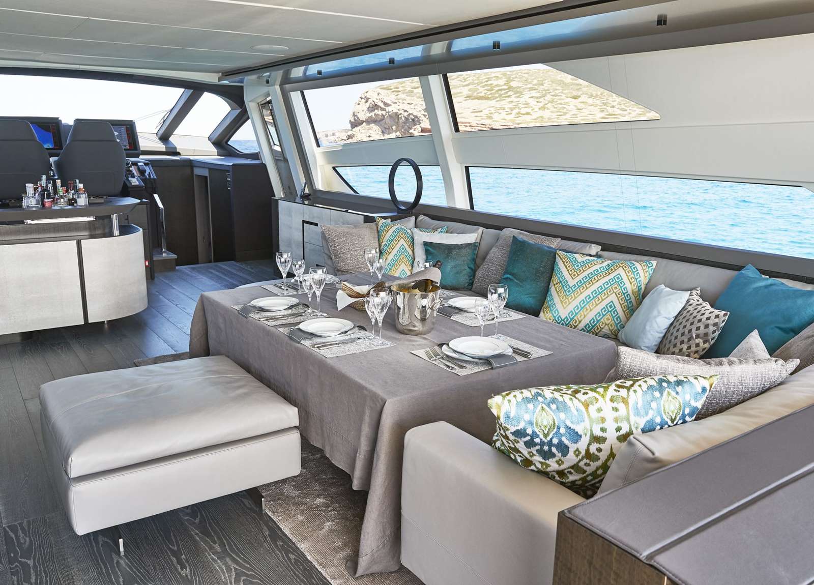 lounge-luxury-yacht-charter-pershing-9x-baloo-iii