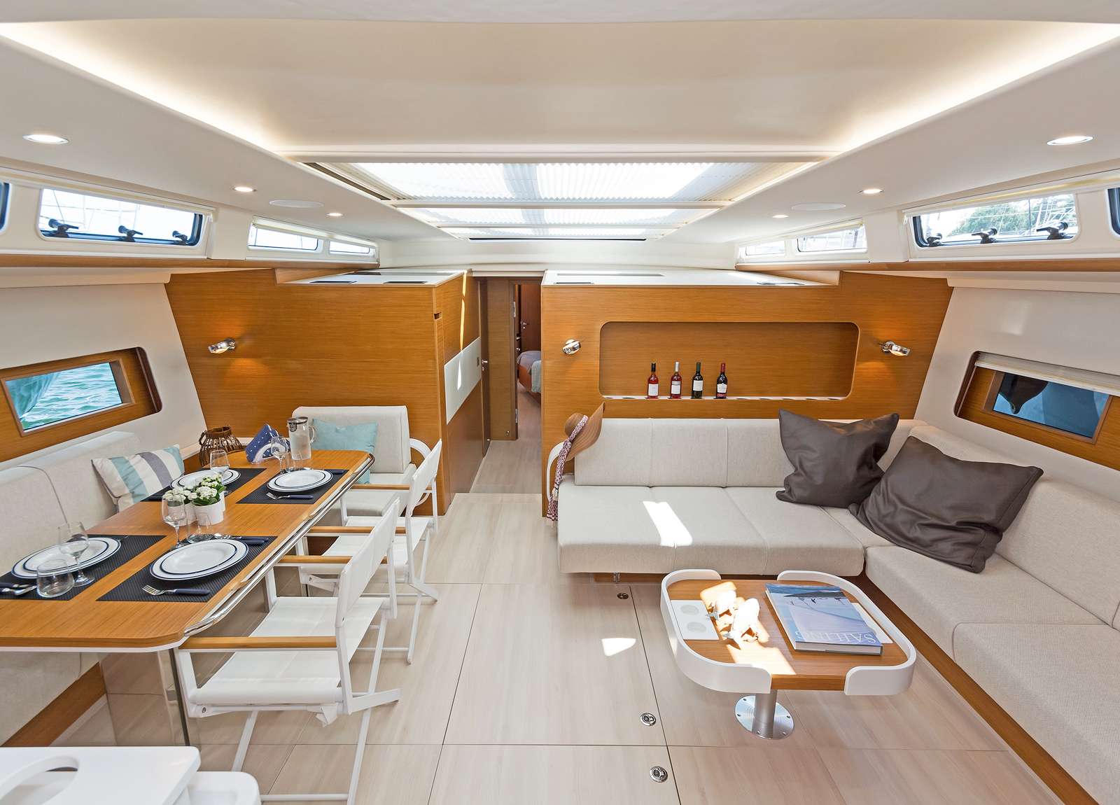 lounge-luxury-yacht-hanse-675-nadamas