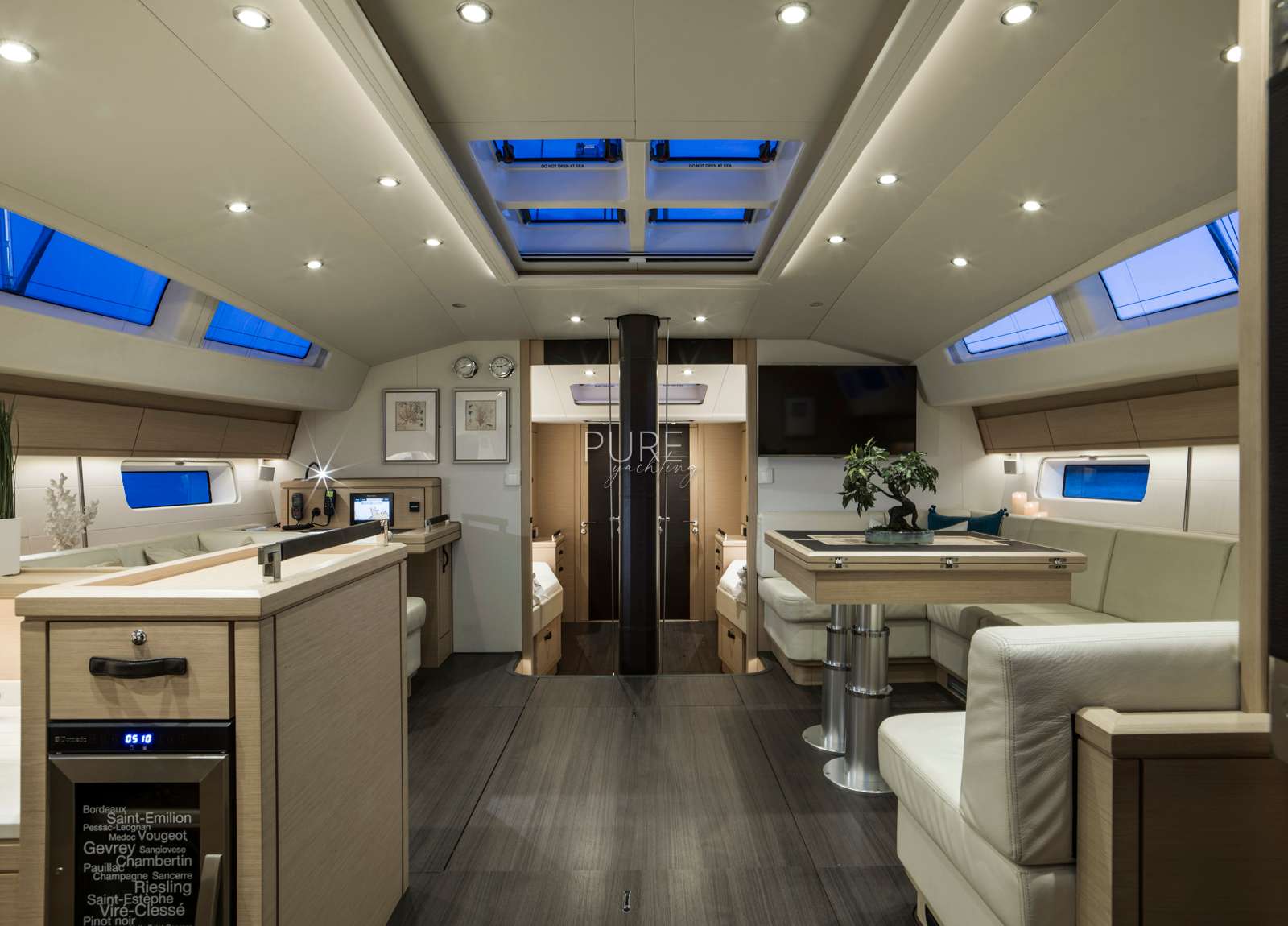 lounge-luxury-yacht-jeanneau-64-thea-of-southampton