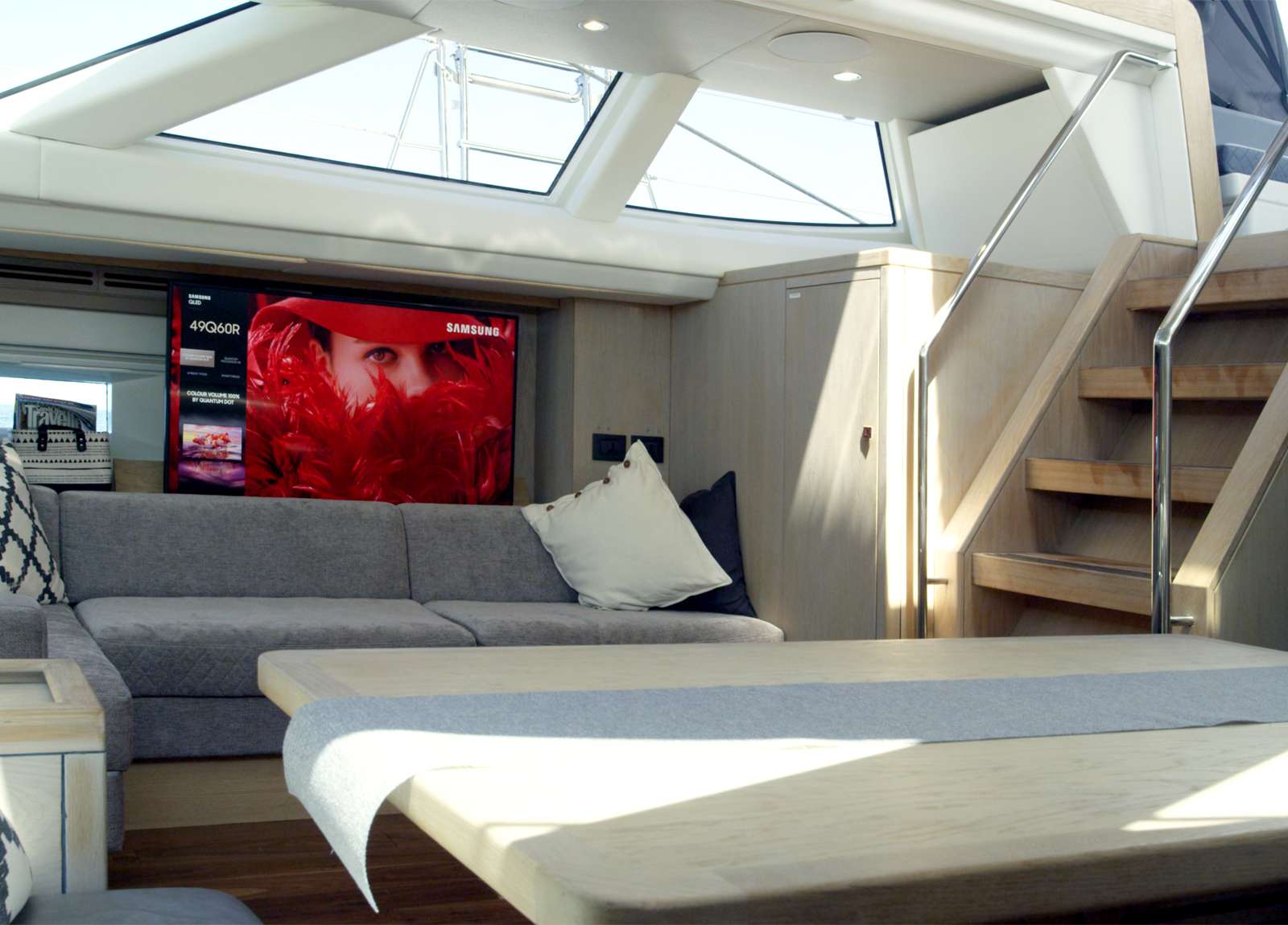 lounge-luxury-yacht-oyster-825-champagne-hippy-balearics