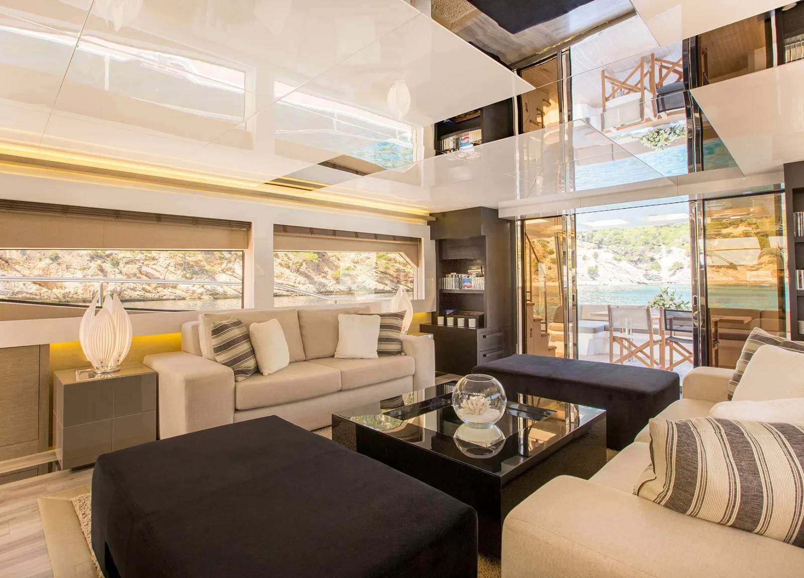 lounge-luxury-yacht-pearl-tomi-charter
