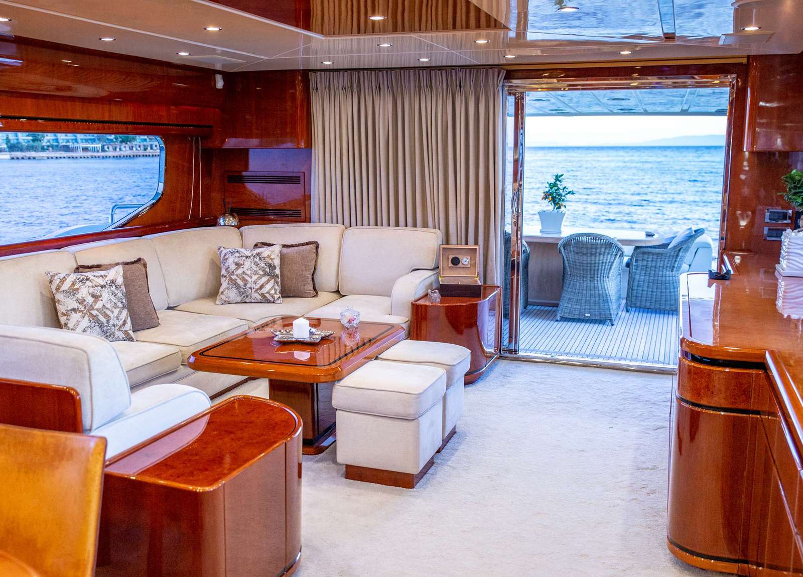 lounge-luxury-yacht-possilipo-80-pareaki-charter