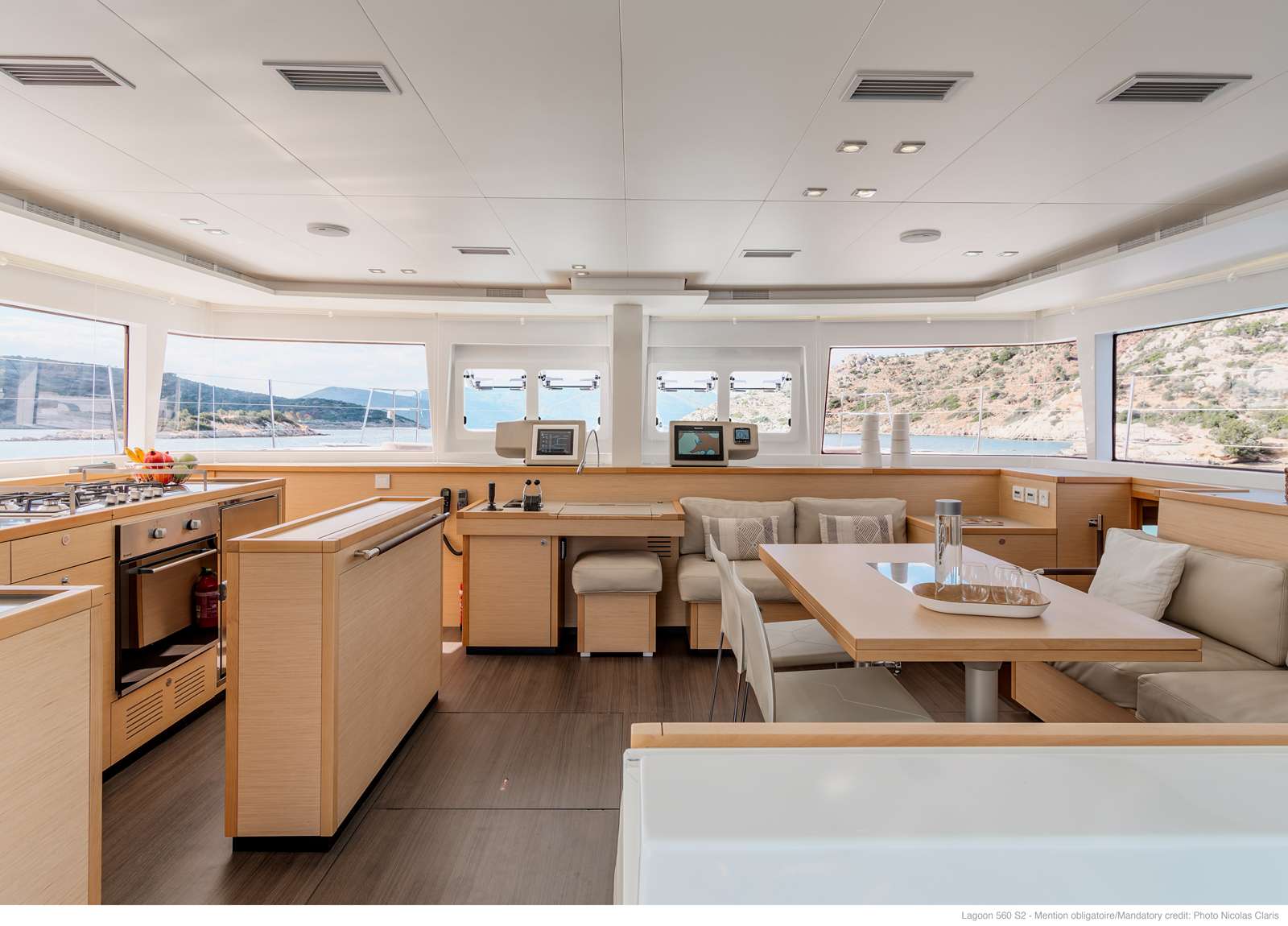 luxury-catamaran-lagoon-560-s2-moya-lounge