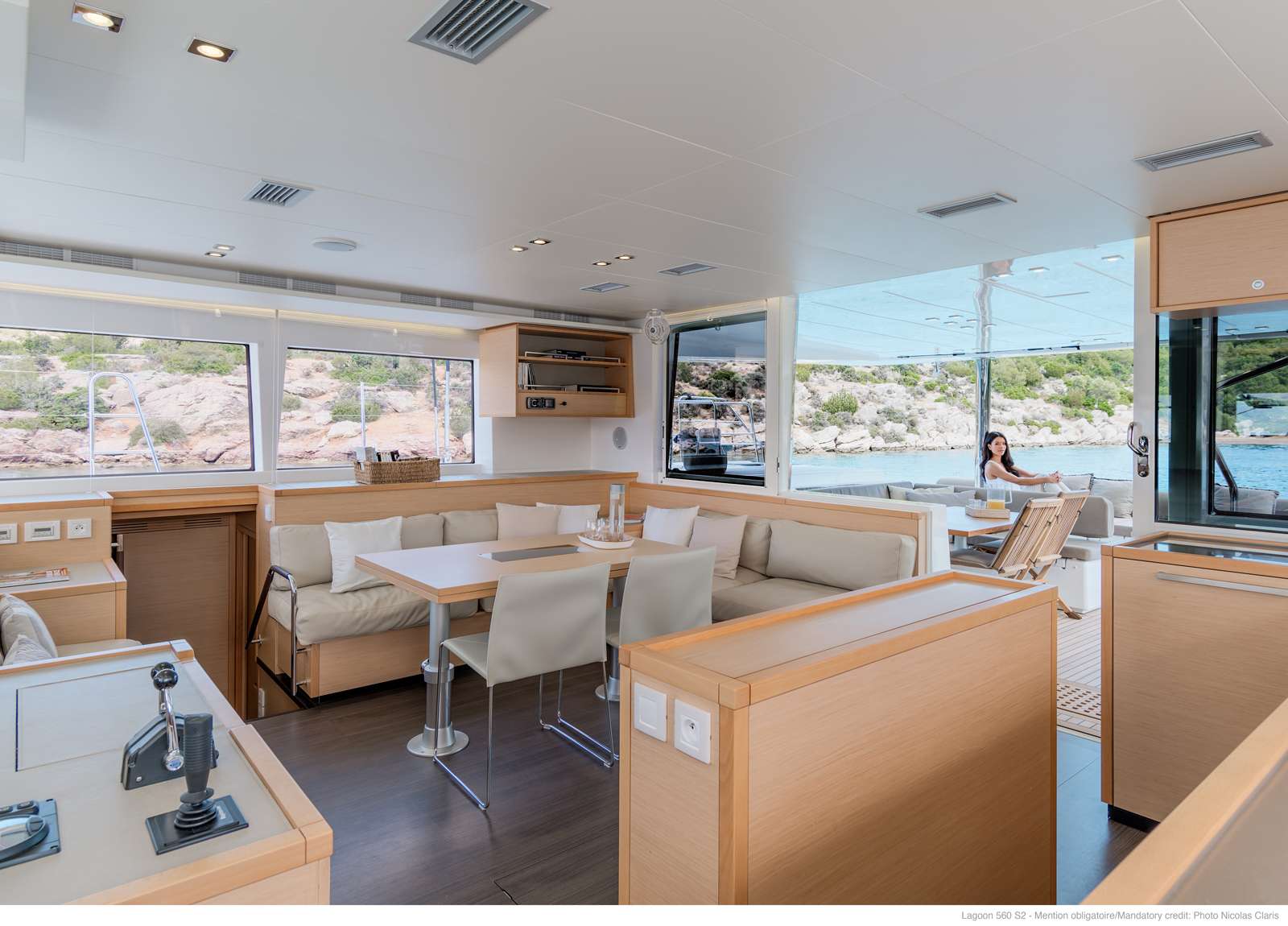 luxury-catamaran-lagoon-560-s2-moya-salon