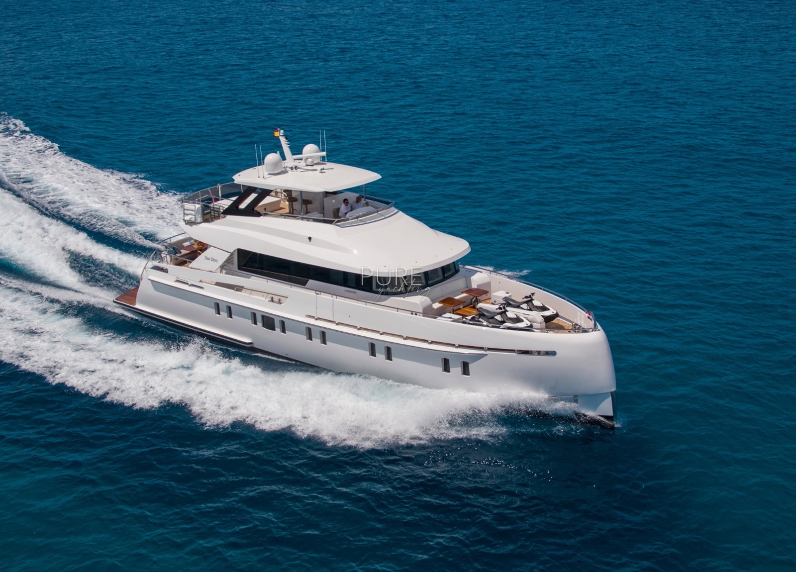 luxury-yacht-vanquish-82-sea-story-charter