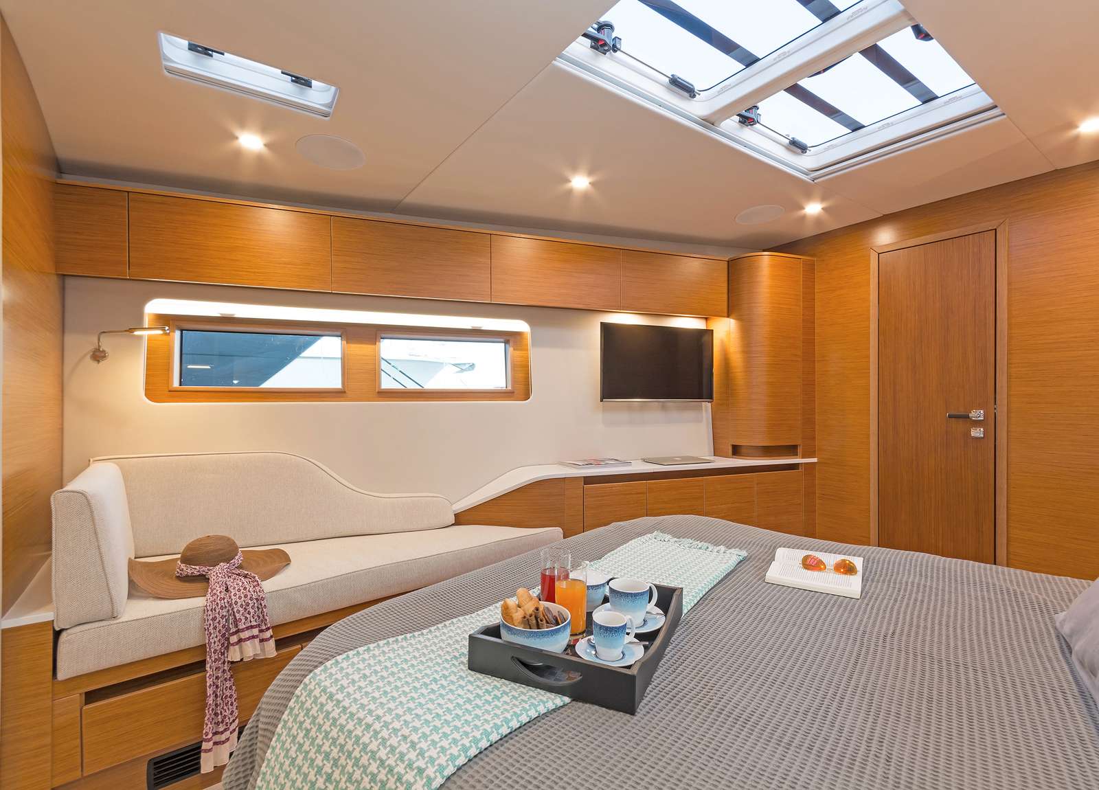 master-cabin-luxury-yacht-hanse-675-nadamas-greece