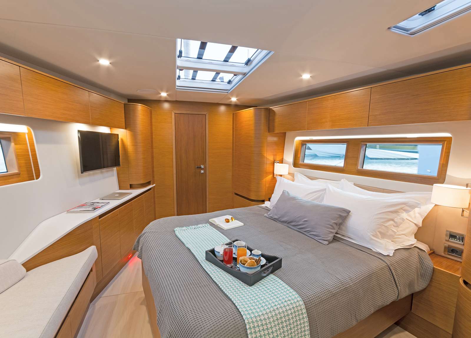 master-cabin-luxury-yacht-hanse-675-nadamas