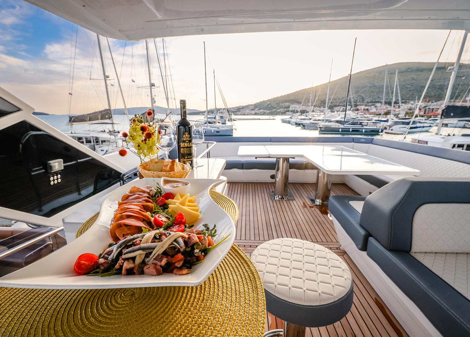 outside-deck-luxury-yacht-galeon-640-fly-2