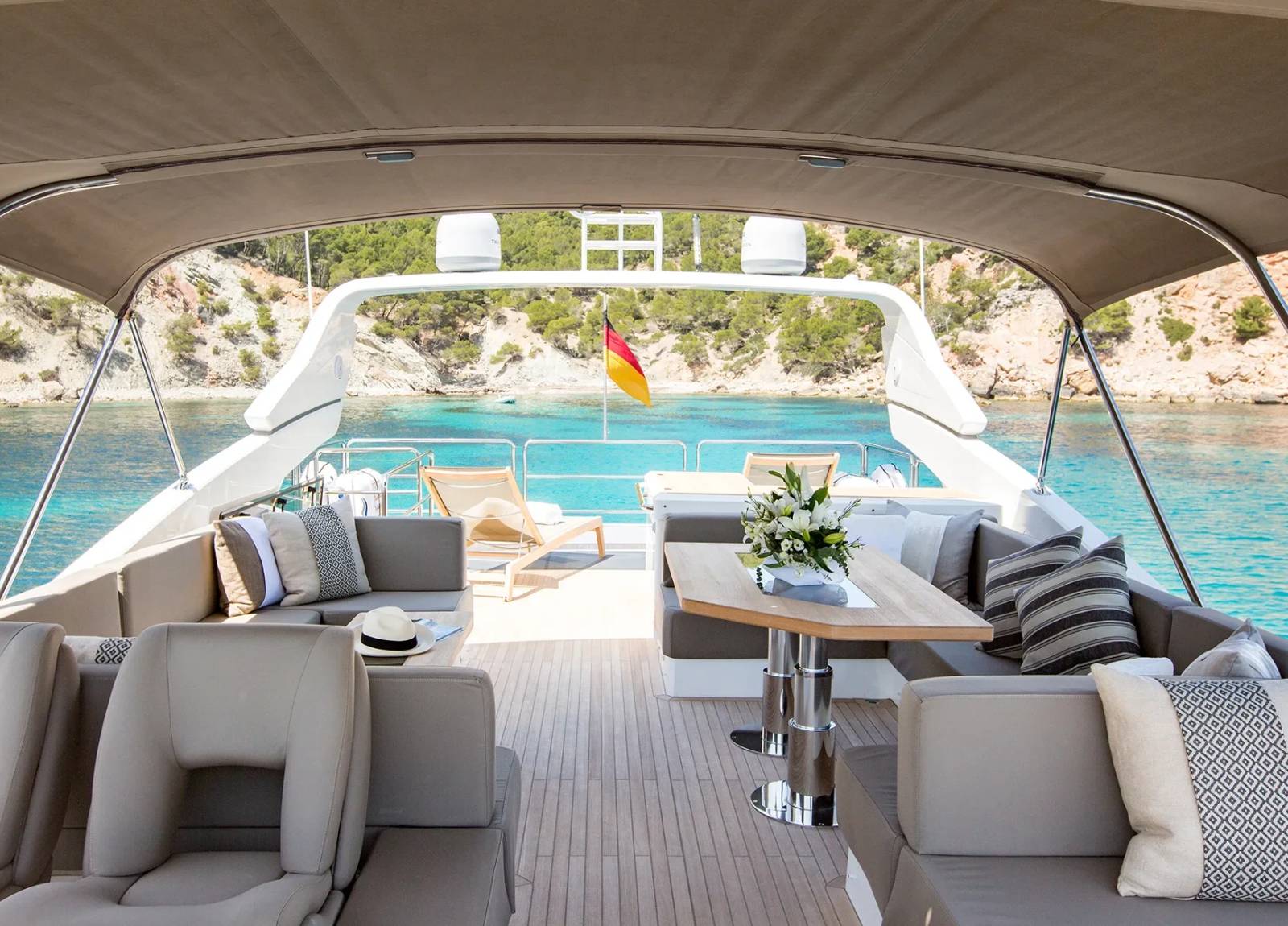 rear-luxury-yacht-pearl-tomi