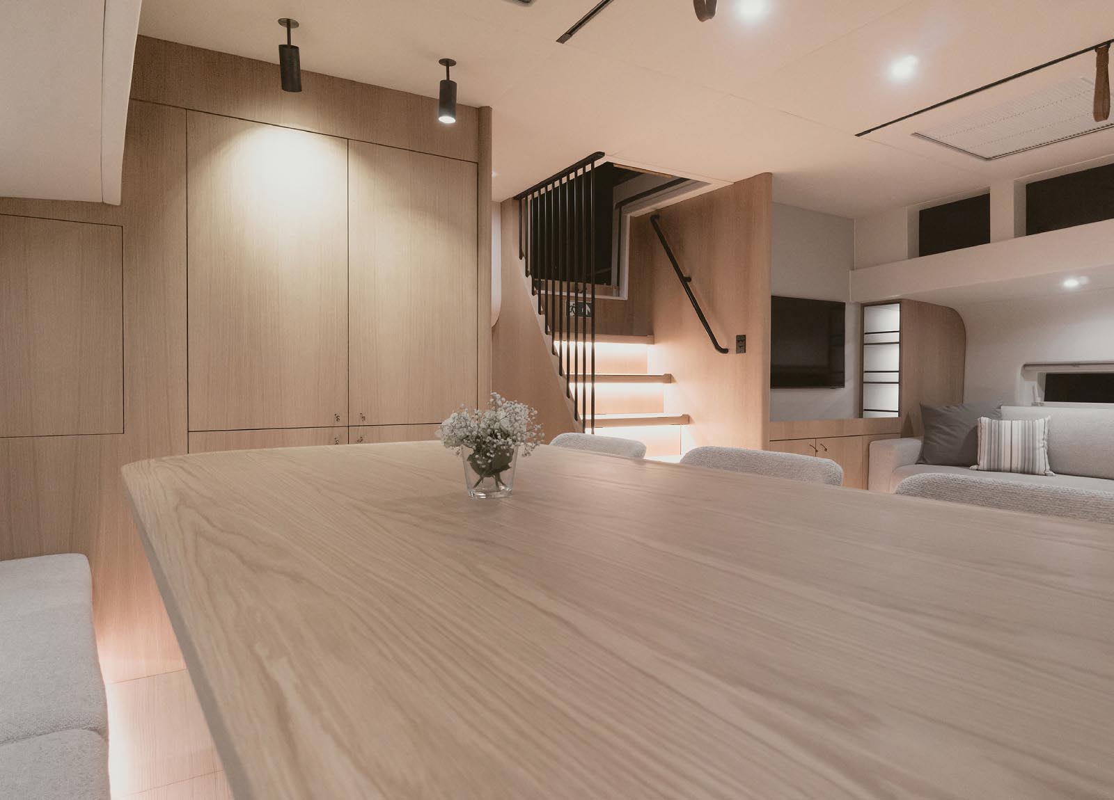 sailing-yacht-nadamas-dining