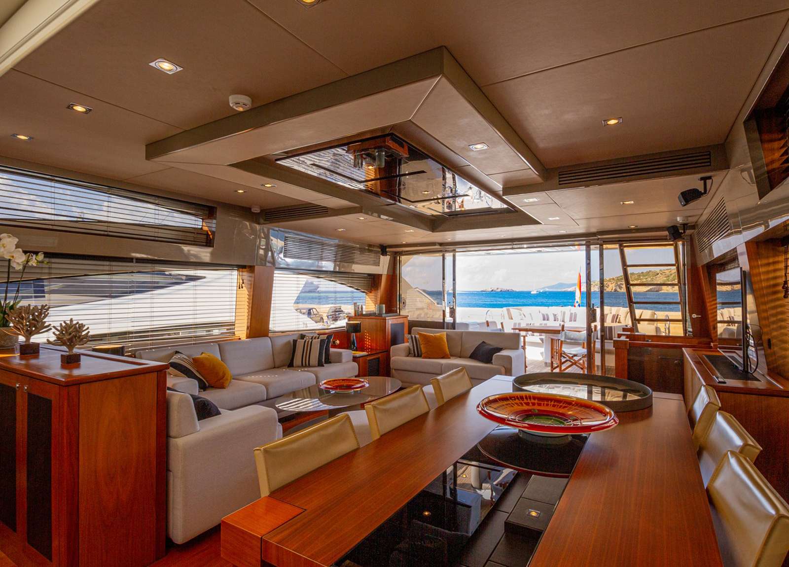 salon-luxury-yacht-sunseeker-predator-84-basad-balearics
