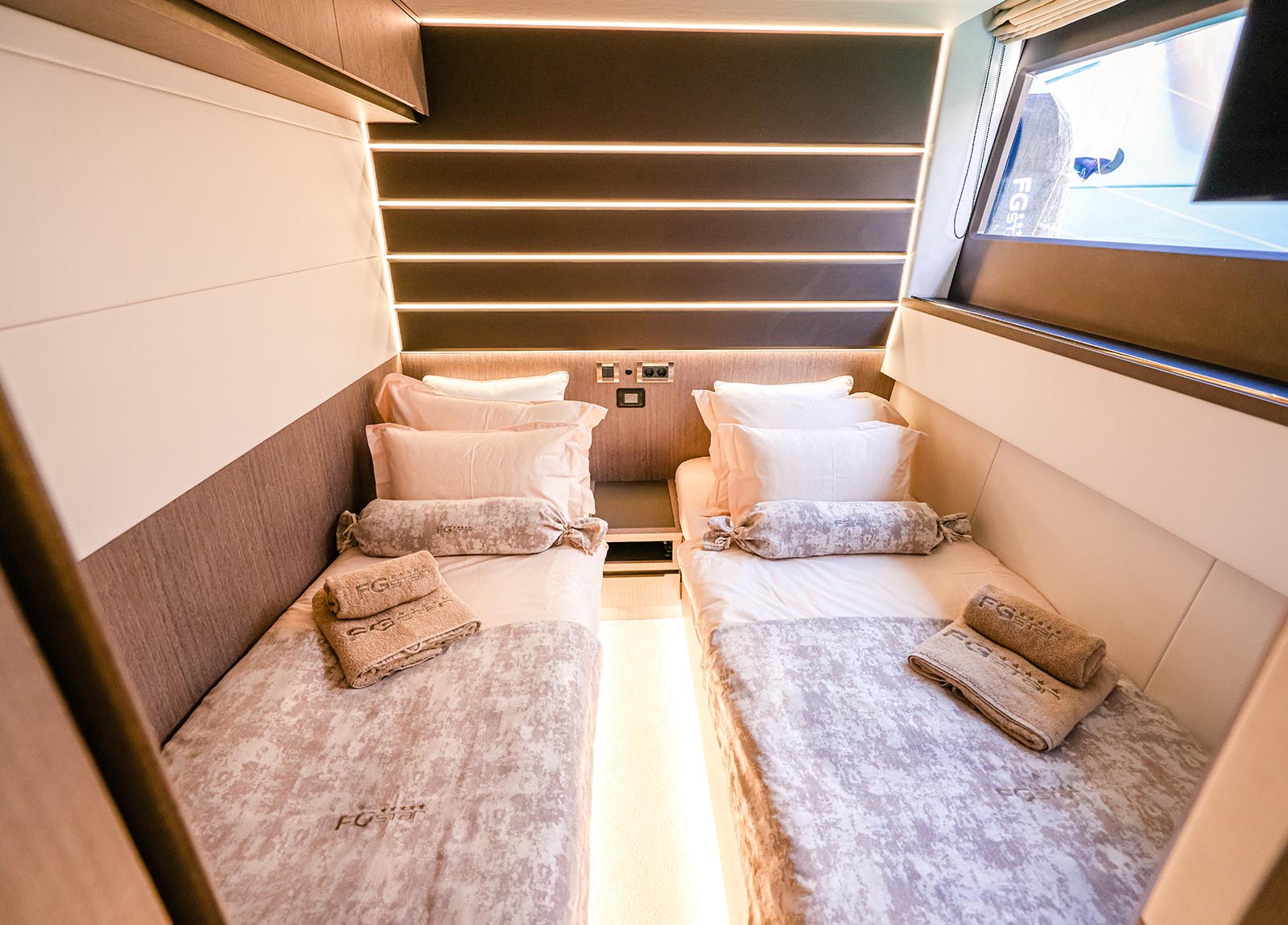 single-bed-luxury-yacht-galeon-640-fly-2