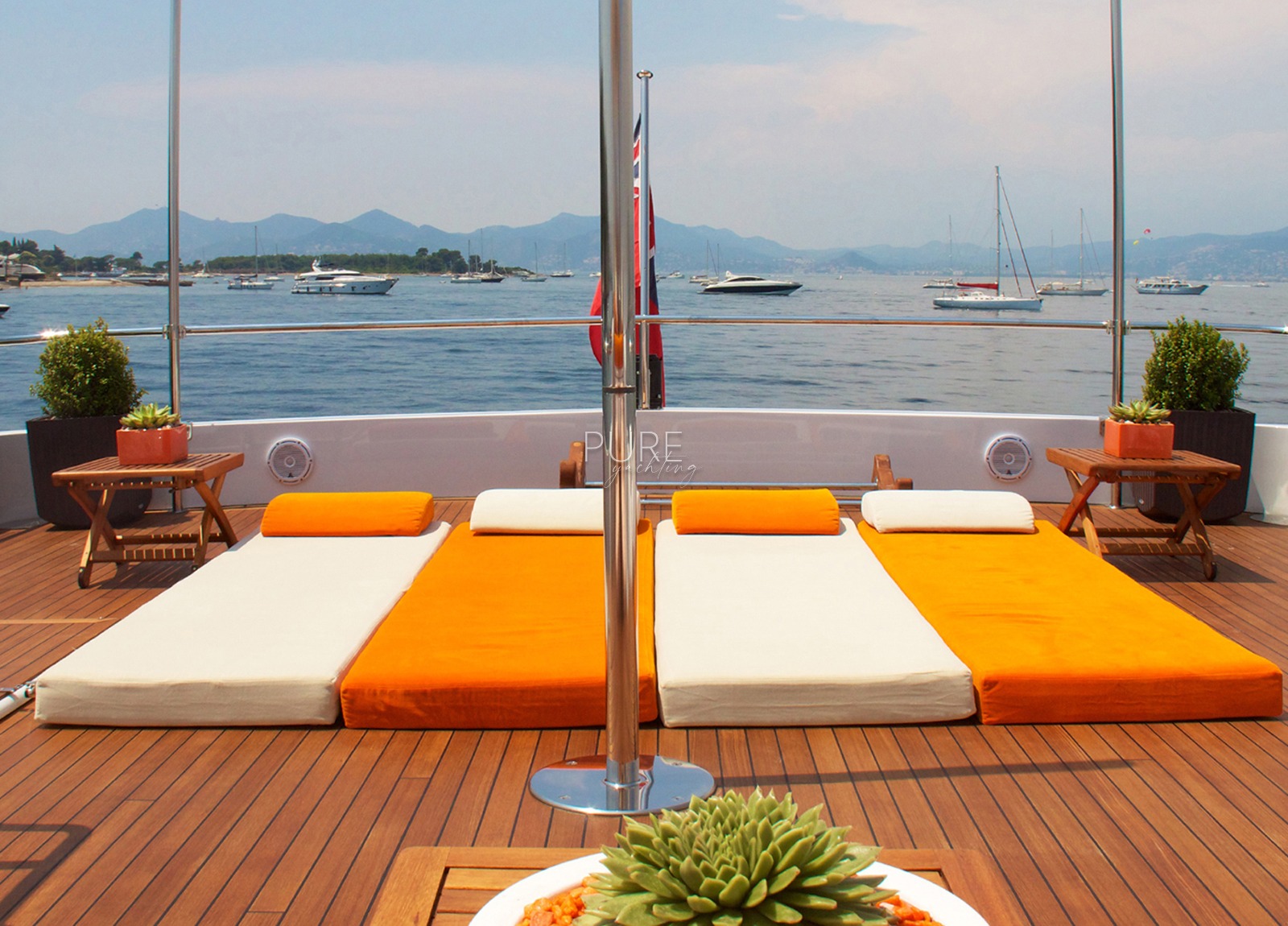 sunbeds-luxury-yacht-heesen-28m-heartbeat-of-life-spain