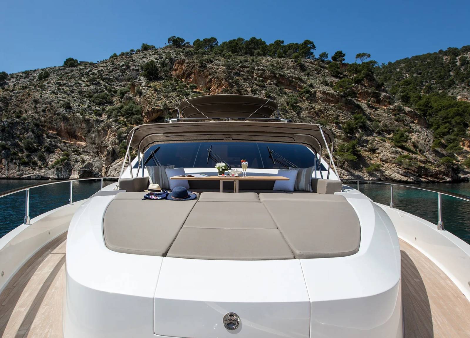 sunbeds-luxury-yacht-pearl-tomi-western-mediterranean