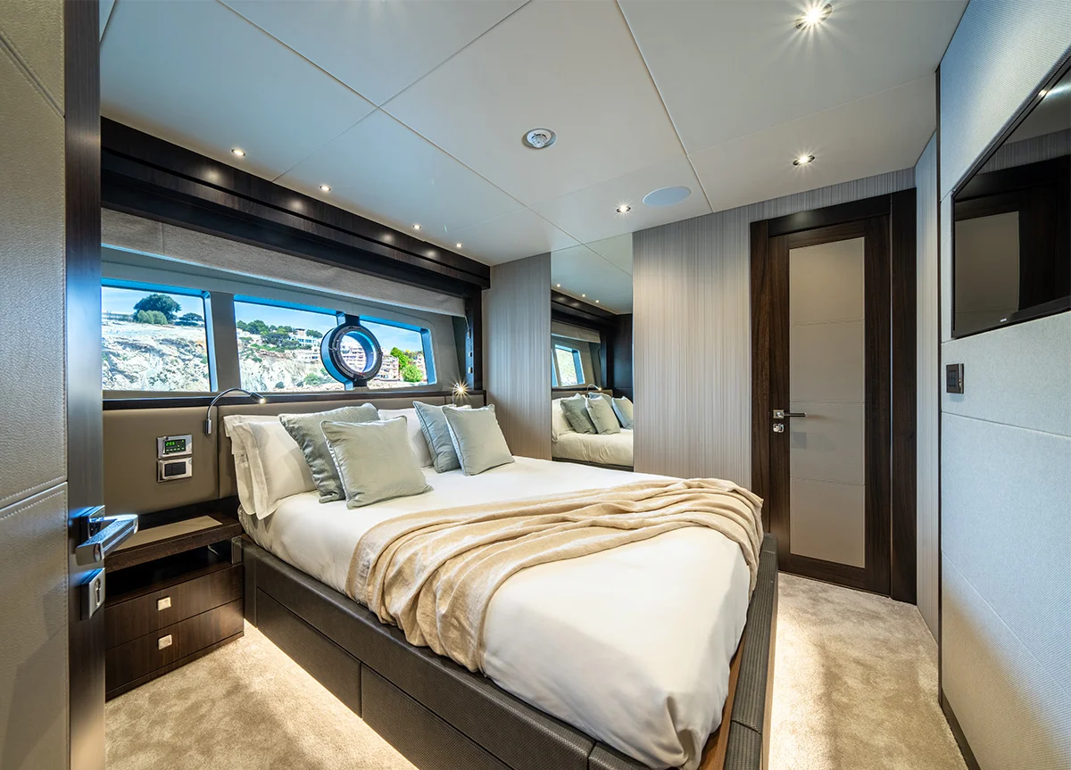 sunseeker-92-blue-infinity-one-double-suite