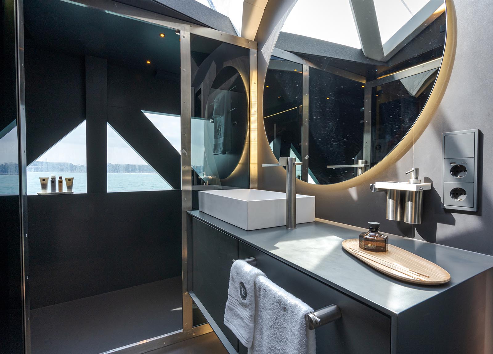 trimaran-hanstaiger-x1-bathroom