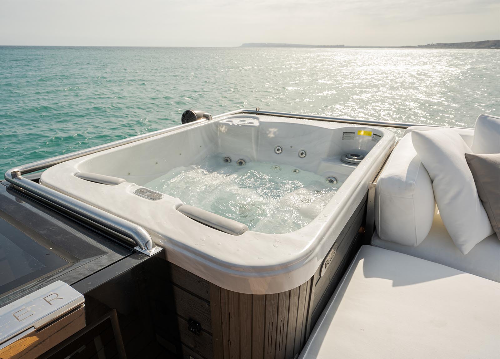 trimaran-hanstaiger-x1-jacuzzi