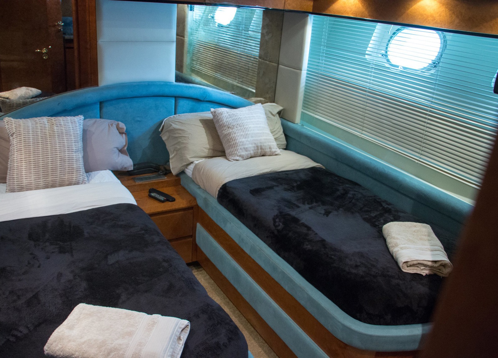 twin-bed-cabin-luxury-yacht-mochi-craft-85-leigh