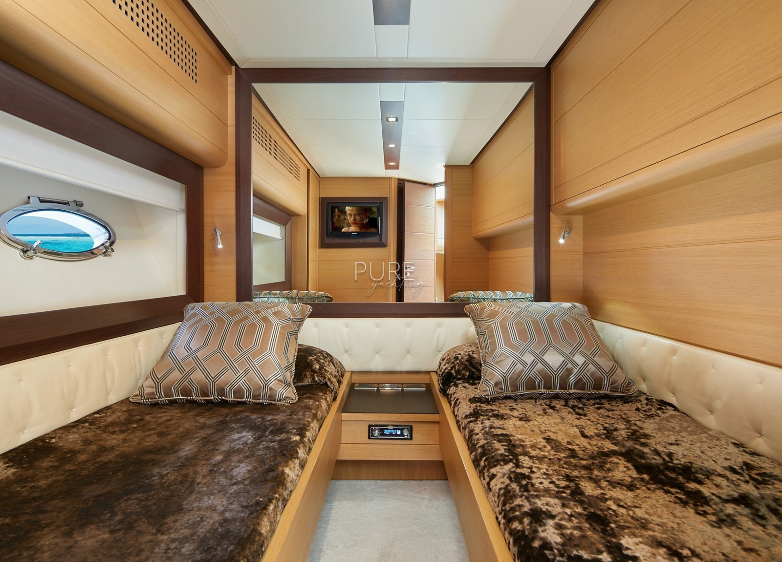 twin-cabin-luxury-yacht-pershing-72-legendary-balearic-islands
