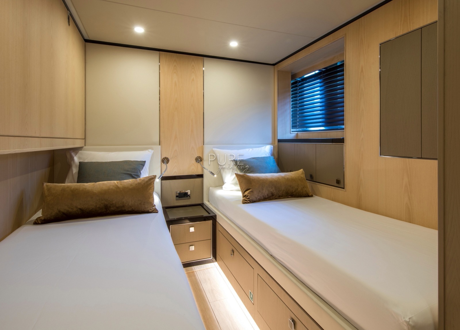 twin-cabin-luxury-yacht-vanquish-82-sea-story