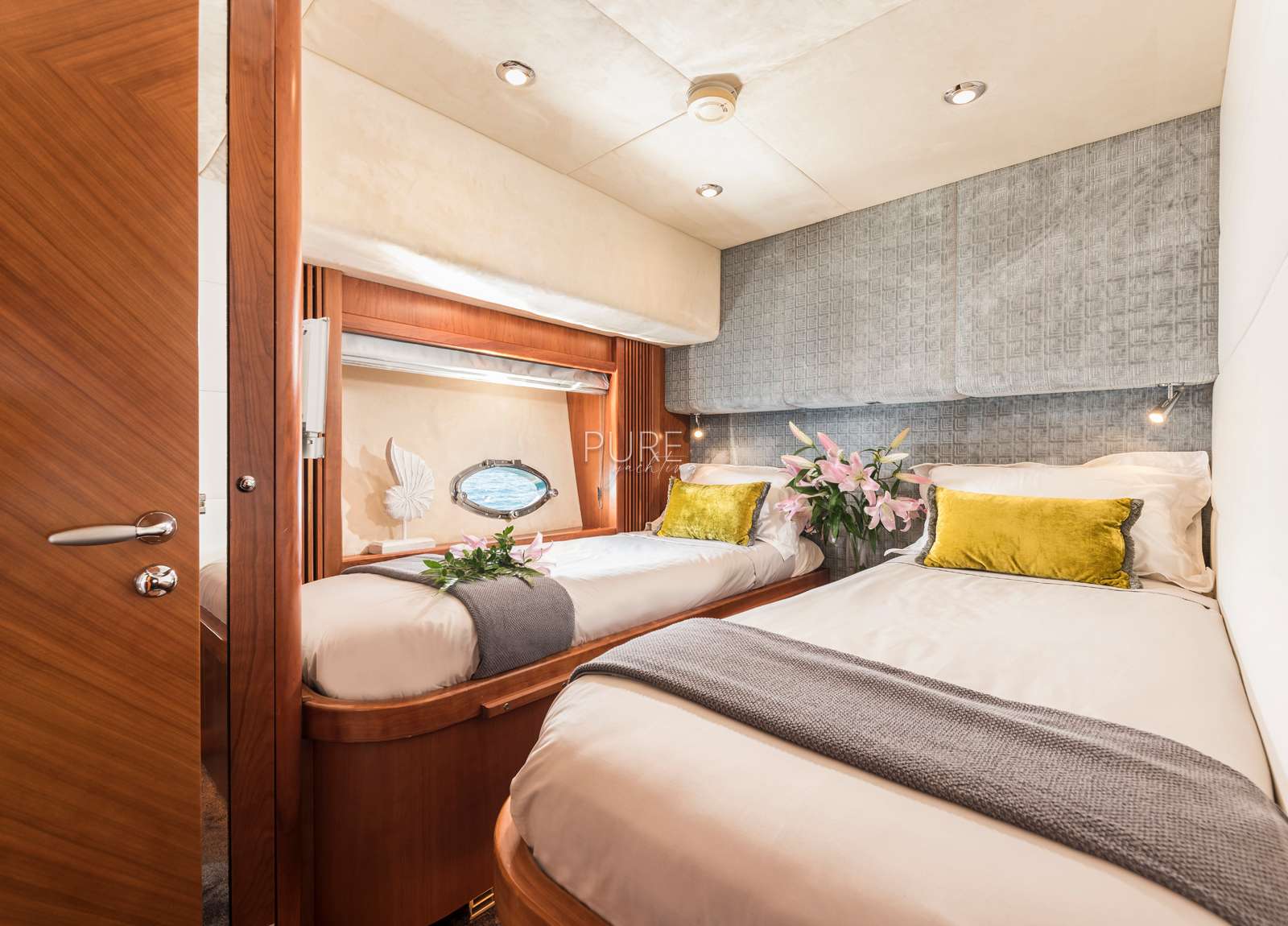 two-bed-cabin-sunseeker-predator-82-froggy