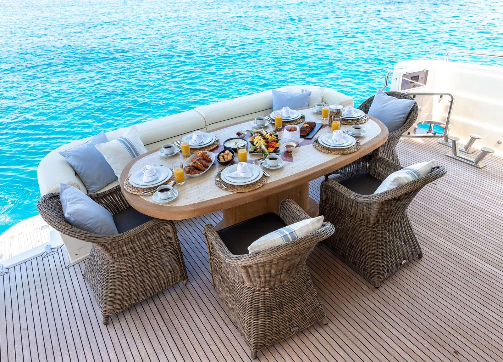 upperdeck-dining-table-luxury-yacht-possilipo-80-pareaki-greece (1)